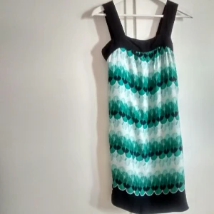  - Perfekt sommar klänning Therapy, storlek 8, som passar bra till 34. 100% viskos. Ganska  liten i bröst. Skickas ej.