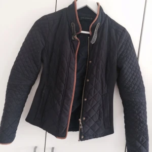  - Quiltad marinblå jacka från Zara. Köpt för 799kr. Passform xs. Innerfodret har gått sönder inne i högra ärmen lite som ni ser på bild 2, förutom det är den i fint skick