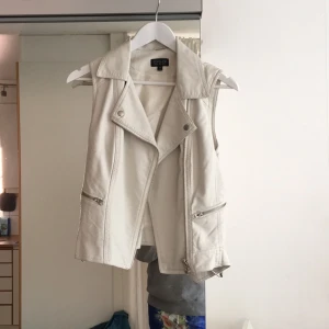  - Väst från topshop, använd 1 gång och ser helt ny ut.