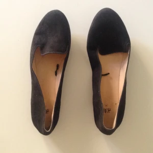  - Svarta ballerinaliknande skor från h&m. Sparsamt använda. 