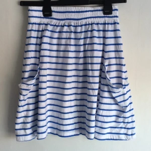  - Blåvit randig kjol med fickor i sidorna från Cubus.
Oanvänd.