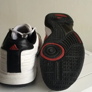  - Jättebra till inomhussporter! 
Vita Adidas stabil. 
Sparsamt använda.