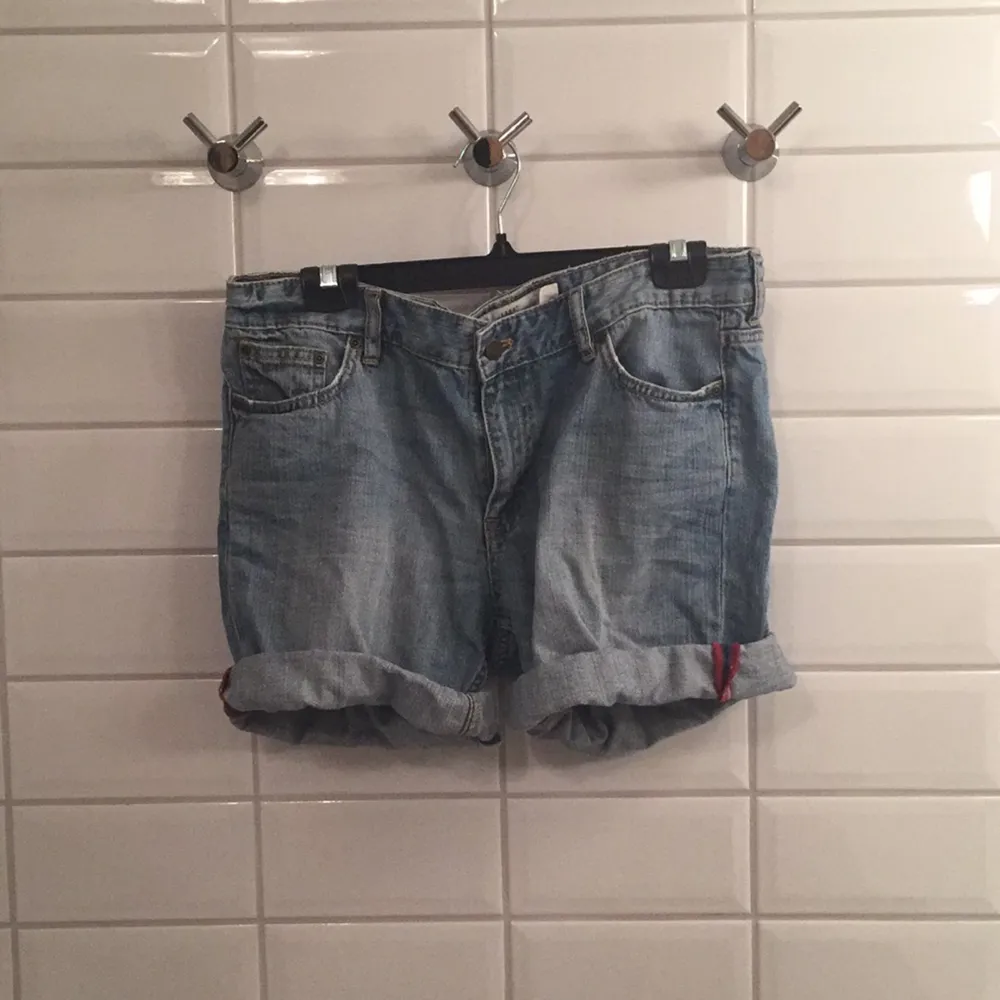 Säljer ett par Jeansshorts ifrån H&M då jag knappt aldrig använt dom. Mycket fint skick! Storlek 29 eller 36/38 typ. Shorts.