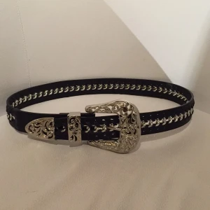  - Snyggt skärp från Gina Tricot i storlek S. Har legat utan att användas alldeles för länge så det behöver en ny ägare. Hör av er för mer info