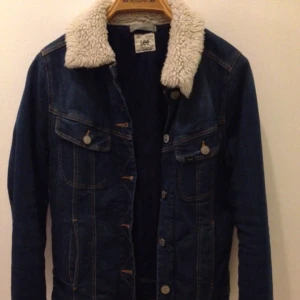 - Fodrad jeansjacka från LEE i väldigt bra skick. Inköpt ny. 
Kan mötas upp i Sthlm eller skicka mot att köparen står för frakt.
Gärna swish men cash eller överföring går också bra! 