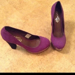  - Super snygga klacks från tiamo, scorett, i härlig lila mocka, platå i silver!
Aldrig använda utomhus och i super skick. Storlek 39.
Köparen står för frakten eller upphämtning i Upplands-Bro.