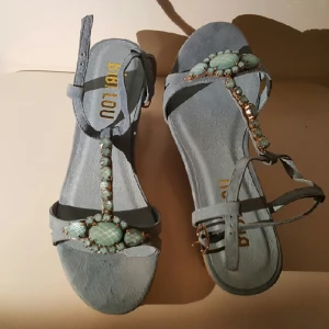  - Ljusblå sommar sandaler.  Helt nya, aldrig använda. Säljer eftersom har skadat foten så passar inte modellen. 
Har Swish. 