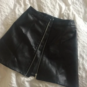  - Superfin kjol i läderimitation, aldrig använd! 