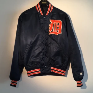  - Riktigt snygg Starter jacka, knappt använd.