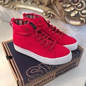  - Helt NYA Svea sneakers stl 37.