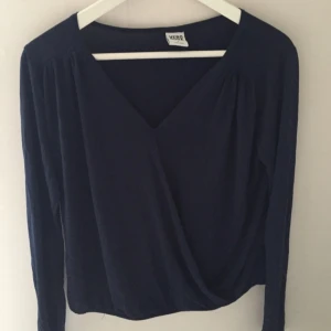  - marinblå tröja från Vero Moda, storlek S. Inte sönder eller så någonstans :) sitter jättebra på.

