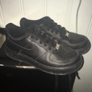 - Svarta Nike air force one! Frakt tillkommer. 