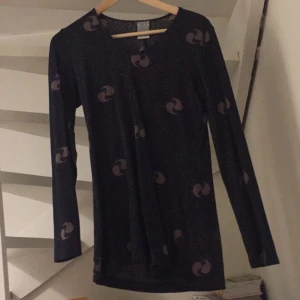  - Vintage långärmad tröja från vamlingbolaget med det klassiska mah-jongmönstret, kostar 940 sek i butik. Denna är dock vintage.