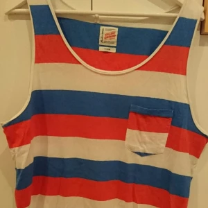  - Old school Tanktop från Vailent clothing.
köpt på Carlings 