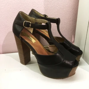  - Skor från TIAMO. Knappt använda, ser nya ut! 