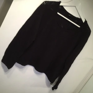  - Lite glest stickad, halvkort tröja från Gina Tricot. Använd men fint skick. Swishbetalning, frakt tillkommer. 