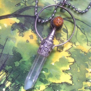  - 🔸Superfint halsband med bergskristall och mycket vackra detaljer i 'silvret'.🔸

• Material: Okänt, blandmetaller
• Skick: Använt, fint skick 
• Övrigt: Inga skavanker 
• Frakt: 7kr