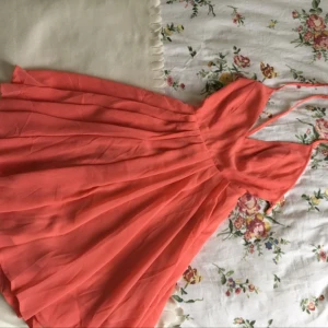  - Vacker djupt v-ringas klänning från Nelly, färgen är mer åt det rosa hållet men är svår att få på bild. 
Passar 32-34 
Fraktkostnad tillkommer