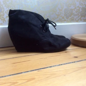  - Enkla snygga kilklackskor. 