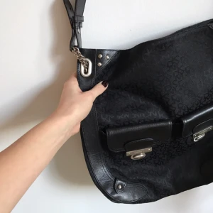  - Väska från DKNY. Rätt solkig inuti därav låga priset :)