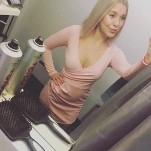  - Snygg klänning i puderrosa.