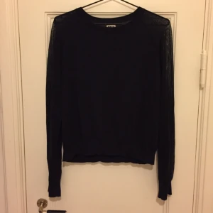  - Luftig och skön tröja från weekday. Den är fantastiskt skön på, extra plus är detaljerna på ärmarna! 