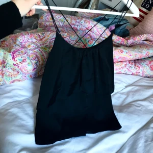  - Jättefint silkesLinne, skulle säga strl M, men det står 34.. 