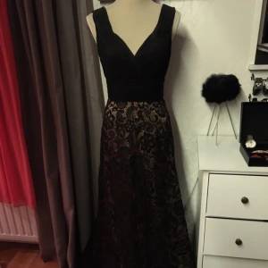  - Underbart vacker balklänning i tungt fallande material. Nypris 4000 kr. Använd endast ett par timmar/