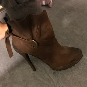  - Rizzo stövlar i äkta läder, mörkbruna nubuk läder. Från Rizzo. 