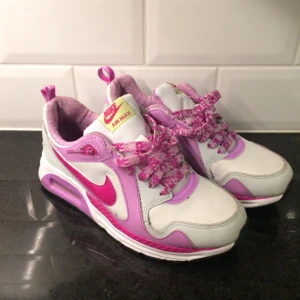  - Nike air Max i rosa, grå och vit, och en liten gul lapp. Använda ett fåtal gånger men har insett att de är för små för mig. Ens backstrapen råkade jag klippa av med lappen- se bilder. Annars superfräscha.👩🏽👩🏼👩🏿