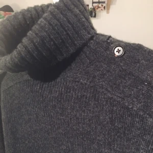  - Väldigt mysig tjocktröja med polokrage! Perfekt till vintervädret ✨ Har swish, frakt betalas av köparen.