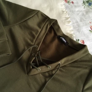  - Långärmad croptopp m knyte
Från Missguided
Passar XS-S
Fraktkostnad tillkommer 