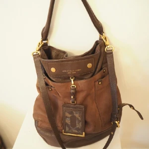  - jättefin Marc Jacobs väska som dock bara blivit hängandes 