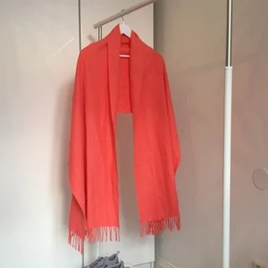  - Mysig aprikosfärgad halsduk från Samsoe Samsoe. 80% ull, 20% Kashmir.  Oanvänd, nypris 799kr 