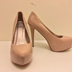  - Underbart snygga klackar för alla tillfällen. Mjuka att ha på sig. Använda endast en gång. 