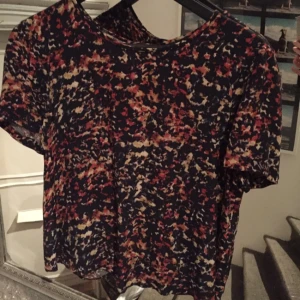  - Snygg topp i höstfärger från zara. Öppen rygg med snyggt snitt som går hela vägen ner till svanken. Snygg rak passform. 