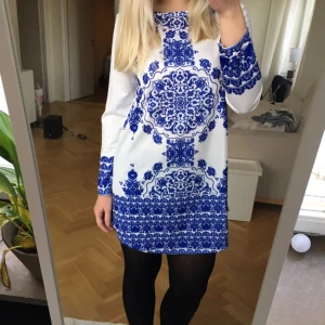  - Klänning som passar bra till S med skärp eller bara som oversize på sommaren. Mjukt material som landar skönt över kroppen 