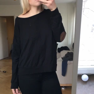  - Oversize tröja från Gina Tricot med paddar vid armbågarna. 