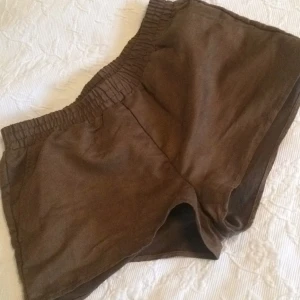  - Bruna mockashorts från H&M❤️Coachella. Passar mig som har cirkus 38, beroende på hur man vill att de ska sitta