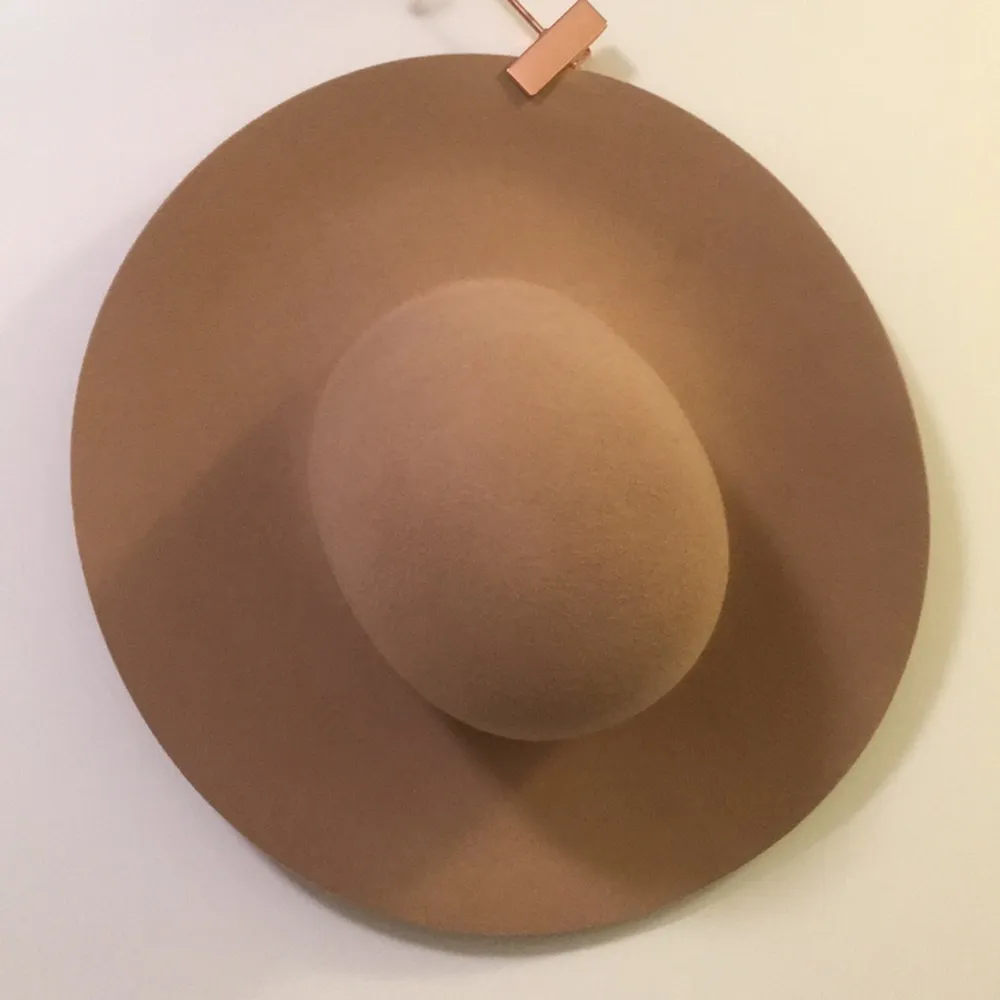 Beige/nude hatt köpt på Hattbaren på NK. Använd en gång. 100% ull. 
Beige/nude hat from Hattbaren at NK. Used only once. 100% wool.. Accessoarer.
