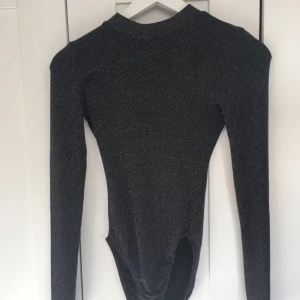  - Body från HM. Den är gråglittrig med en öppen rygg, endast testad!💁🏼