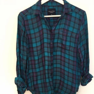  - Härlig tunn skjorta köpt i New York, välanvänd se bild tre. Möts gärna upp i Göteborg annars står köparen för frakten