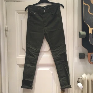  - Gröna byxor från Bik Bok säljes, storlek M. De är mycket stretchiga, typ som jeggins. Fickor fram och bak. Sista bilden visar färgen bäst ☺️