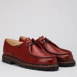  - Underbara skor i skinn från det franska märket paraboot. Kostade närmare 3000kr och de är som nya! Liknar dr martens i stilen.  Första bilden är lånad och skorna har en röd rand vid sulan som mina skor inte har! Annars likadana.  