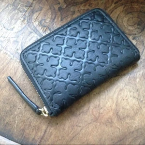  - Svart plånbok i läder med gulddragkedja från By Malene Birger. Nypris 450:- köpt på best of brands 2016. Jättefint skick! 