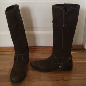  - Stövlar i mocka från kända Geox. Stövlarna är något spetsiga och har guldiga metaller. Använda knappt en säsong för väldigt många år sedan. Välskötta och fina.