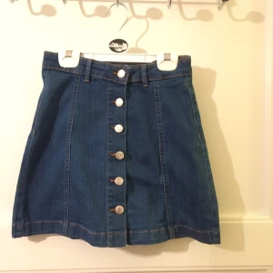  - Jättefin jeanskjol från Gina Tricot. Aldrig använd och i nyskick! Materialet är stretchigt.