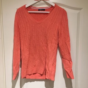  - Stickad tröja från Gina Tricot i storlek 38. Färg: korall