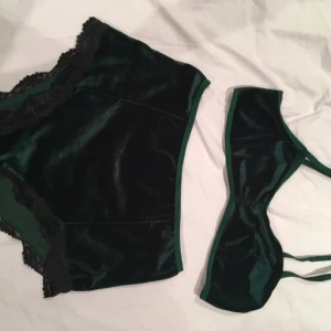  - Moss/smaragdgrön sammets underdelsset. Jättefin och fin kvalité. Oanvänd. Modellen på trosorna är högmidjade