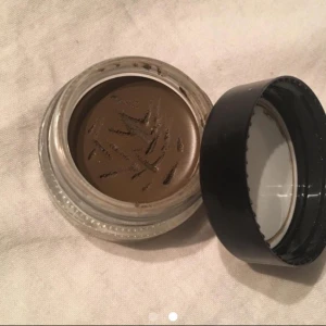  - Helt oanvänd Anastadia Dipbrow Pomade i Soft Brown, säljer den då den är för mörk! Den är bara använd för swatch! 